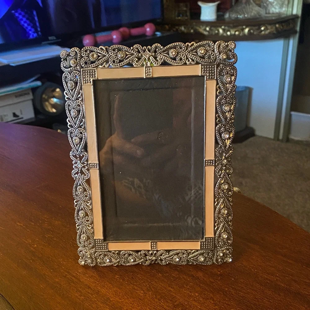 Beautiful Vintage 1980’s rhinestone and enamel picture frame